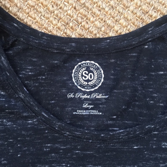 ⭐️ 3 for $15⭐️Long sleeve Black heathered shirt - Picture 2 of 4